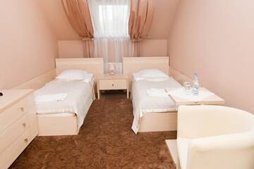 Фото номера Двухместный номер с 2 отдельными кроватями Отель Hotel Hibiskus г. Boguchwała 7
